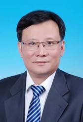 穿着西装笔挺的男子描述已自动生成