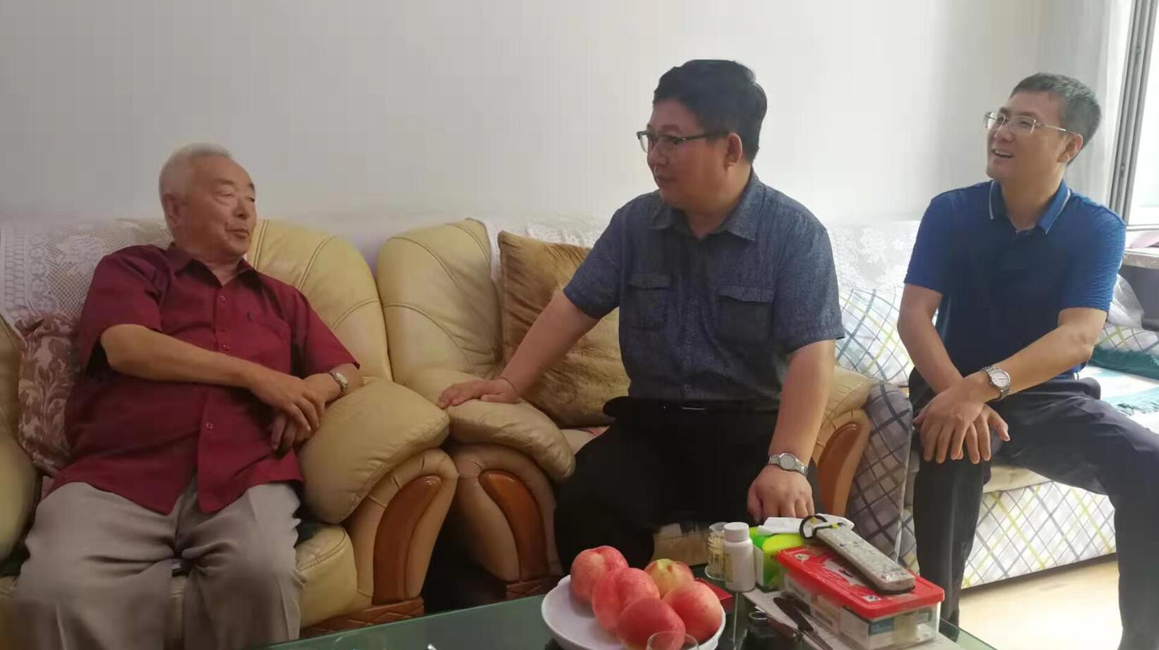 学校领导看望慰问王成绵老同志