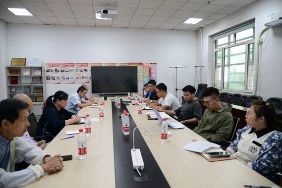 会议室里的人们描述已自动生成