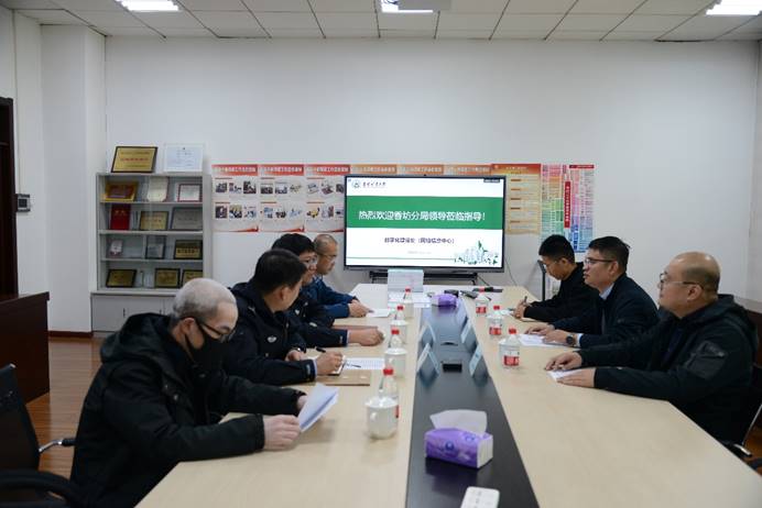 会议室里的人们描述已自动生成